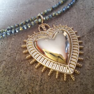 Collier long grand coeur sacré