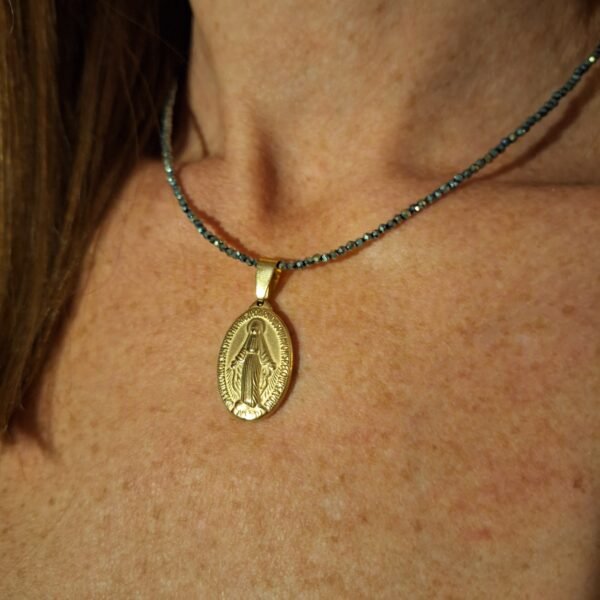 Collier perles verte et médaille religieuse – Image 2