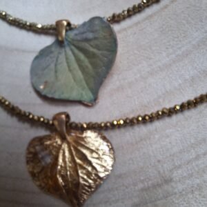 Collier en perle dorées et pétale d'Hortensia  M