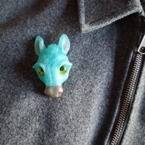 Broche cheval bleu aux yeux verts