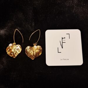 Boucles d'oreilles pétales d'Hortensia dorés et perles