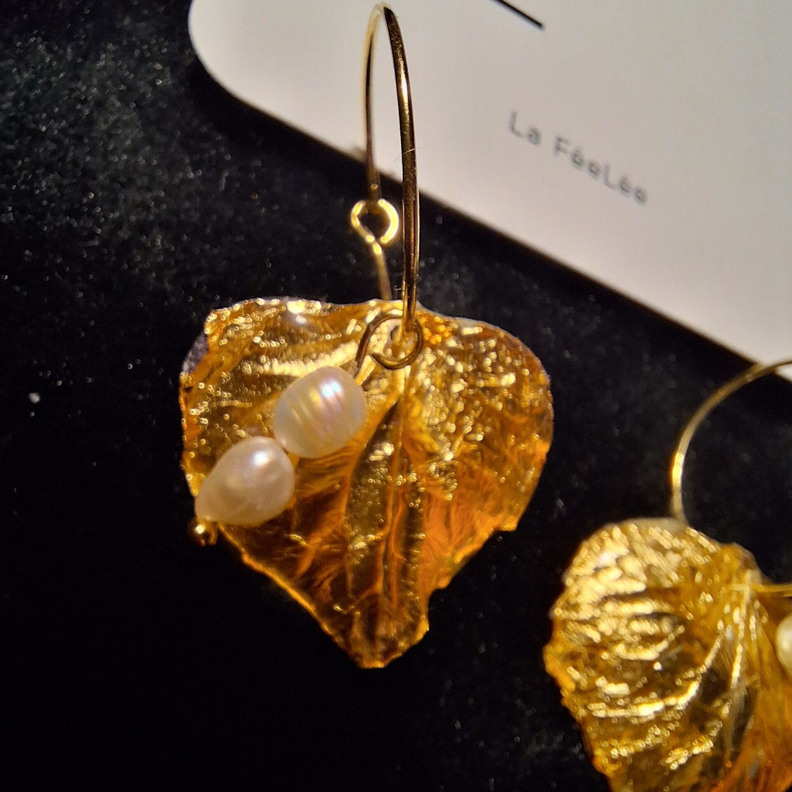 Boucles d'oreilles anneaux hortensia dorés et perles – Image 4