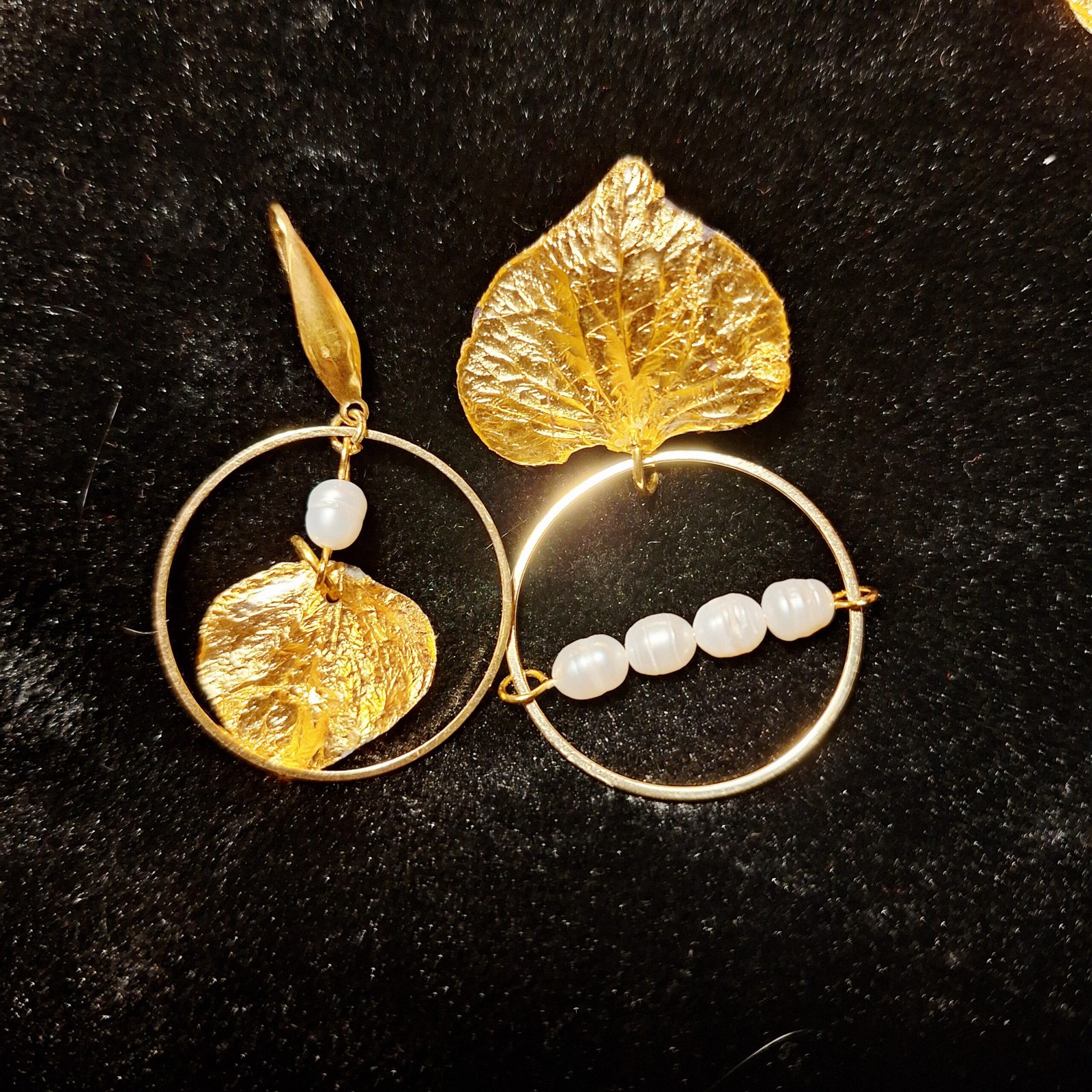 Grandes boucles en pétales d'hortensia asymétriques