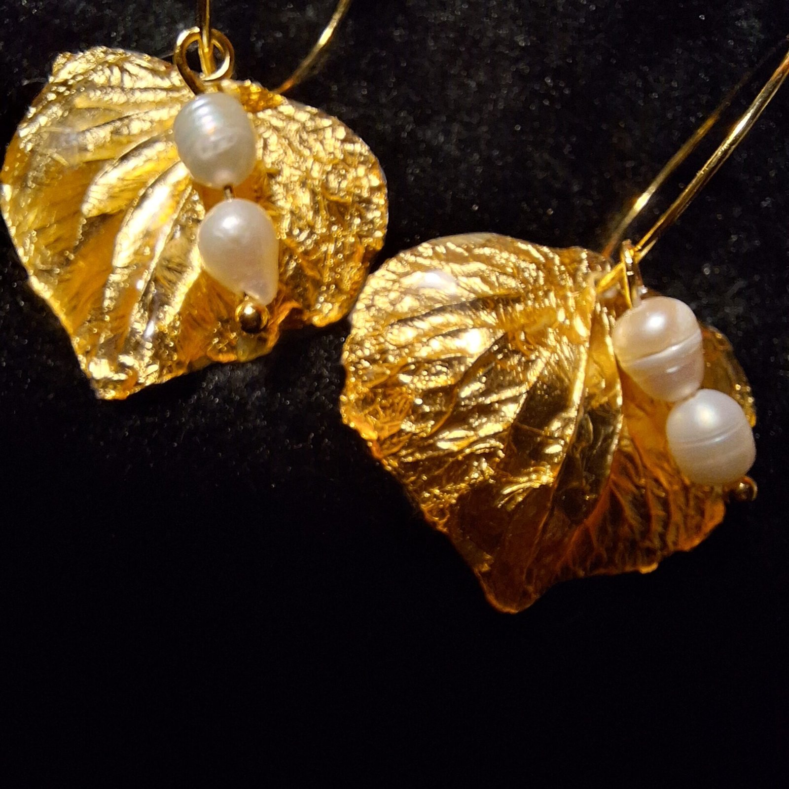 Boucles d'oreilles anneaux hortensia dorés et perles – Image 2