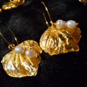 Boucles d'oreilles anneaux hortensia dorés et perles