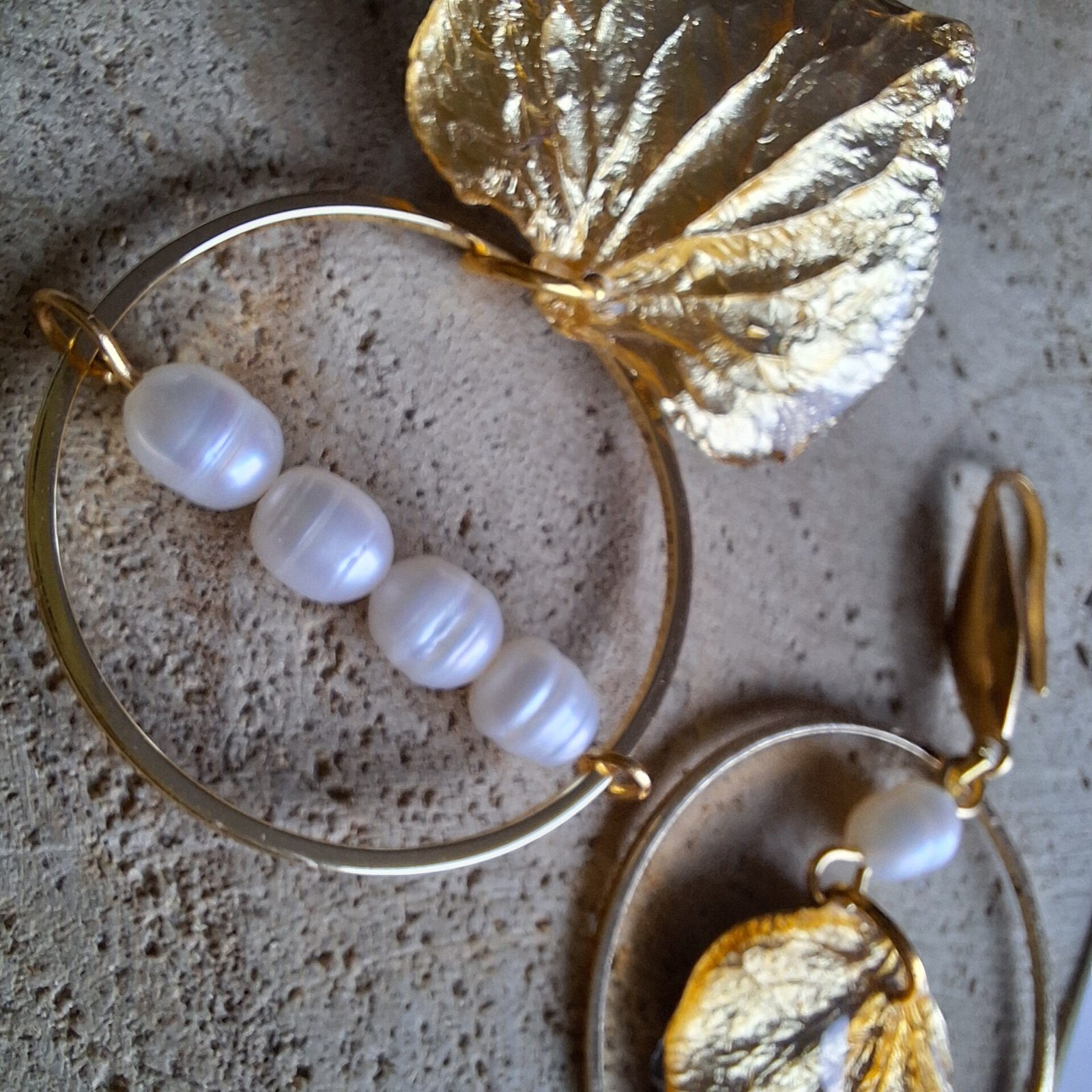 Grandes boucles en pétales d'hortensia asymétriques – Image 3