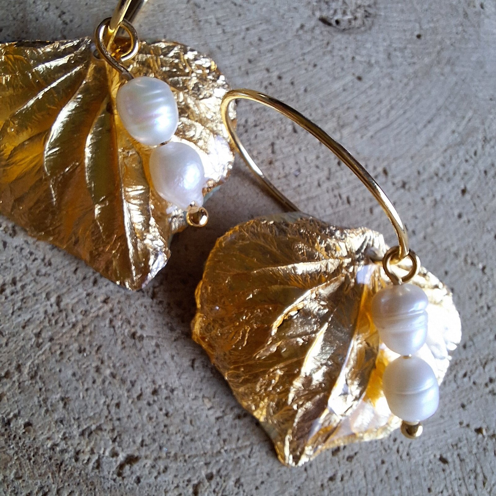 Boucles d'oreilles anneaux hortensia dorés et perles – Image 3