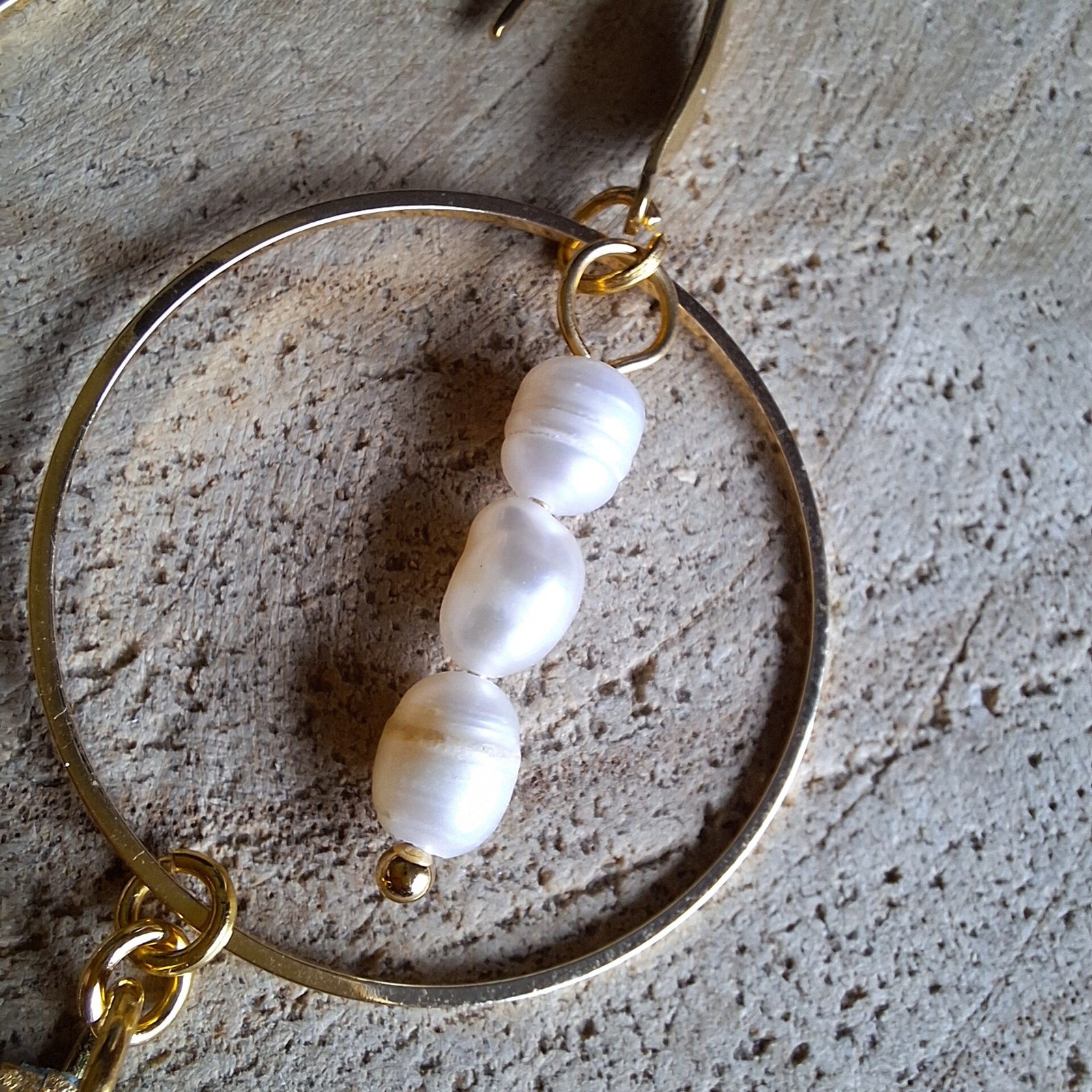 Boucles asymétriques en pétales d'hortensia dorés – Image 4