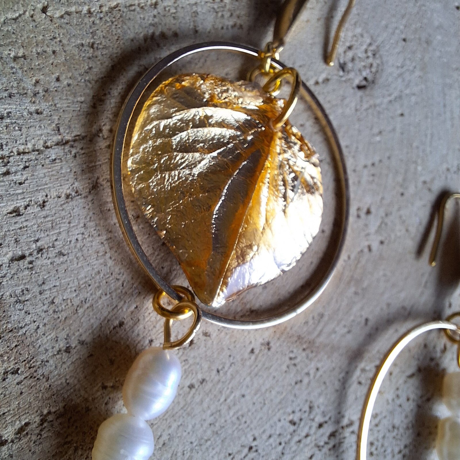 Boucles asymétriques en pétales d'hortensia dorés – Image 3