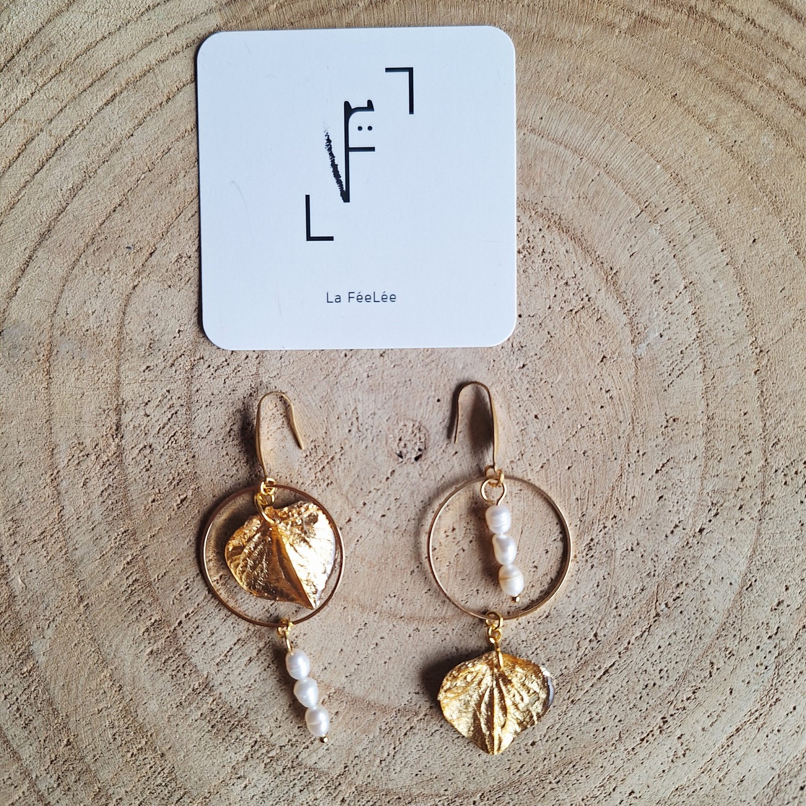 Boucles asymétriques en pétales d'hortensia dorés – Image 2