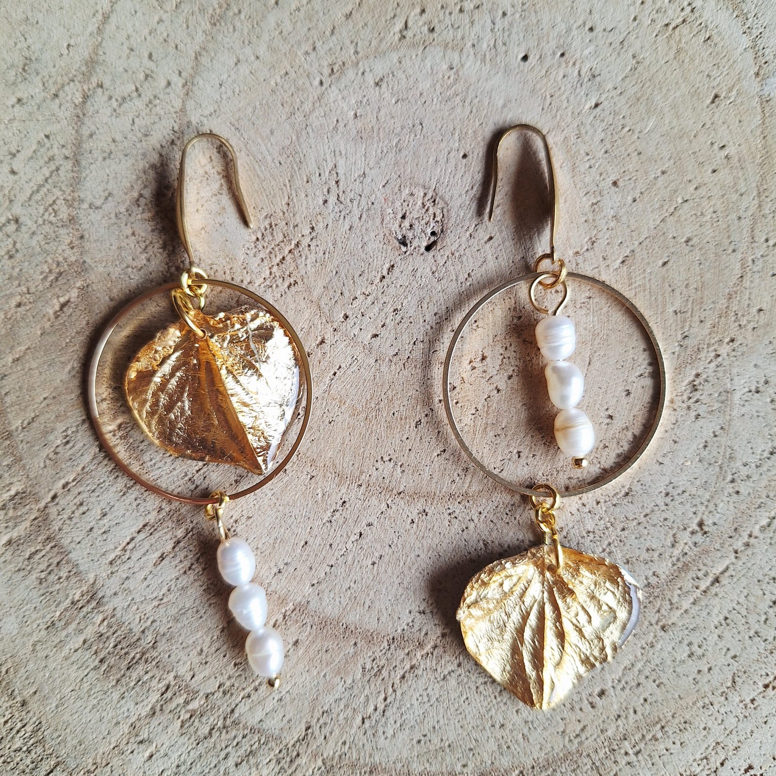 Boucles asymétriques en pétales d'hortensia dorés