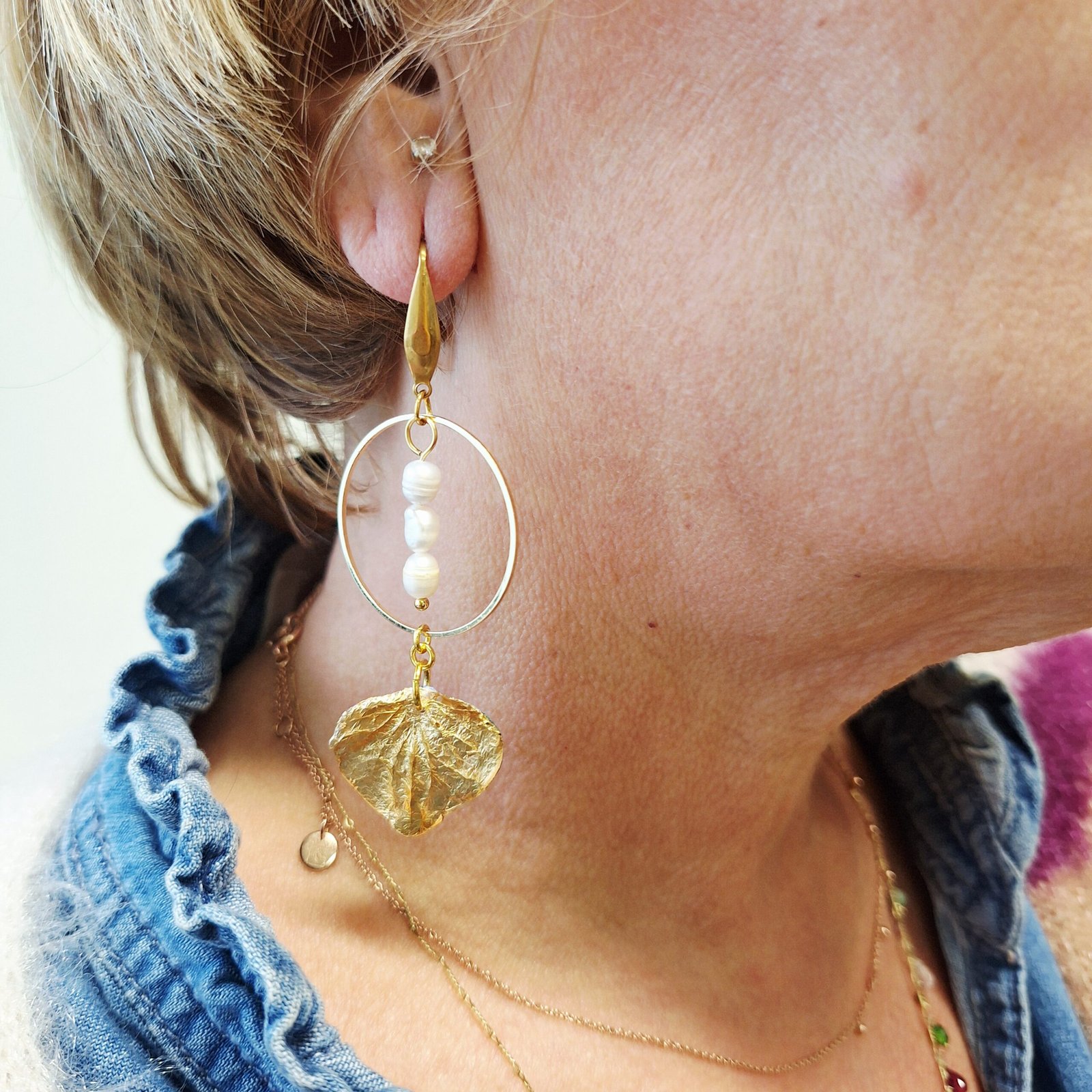 Boucles asymétriques en pétales d'hortensia dorés – Image 6