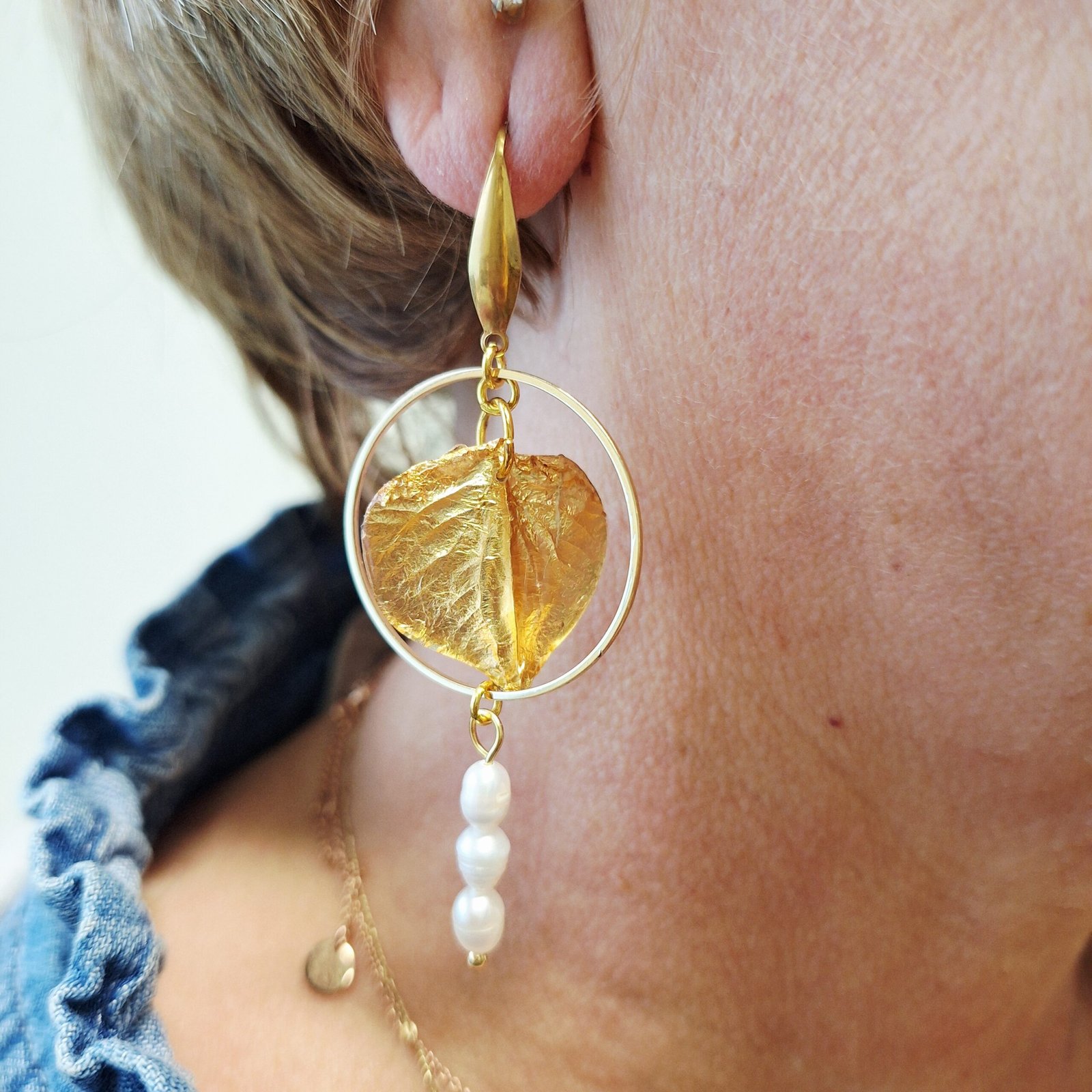 Boucles asymétriques en pétales d'hortensia dorés – Image 5