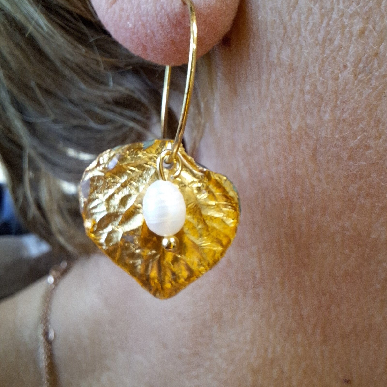 Boucles d'oreilles anneaux hortensia dorés et perles – Image 5