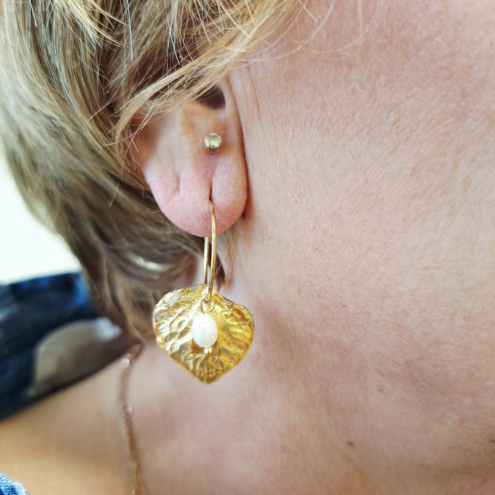 Boucles d'oreilles anneaux hortensia dorés et perles – Image 6